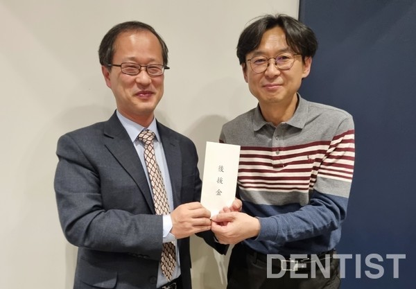 △ (왼쪽)최유성 회장이 김영준 평택분회장에게 분회 발전을 위한 후원금을 전달했다.