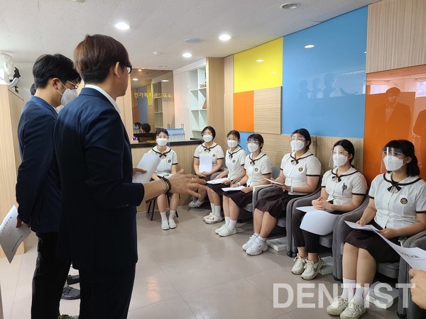 민봉기 부회장, 한효섭 공보이사, 김황현 치무이사, 최종원 대외협력이사가 실습생들을 격려했다.
