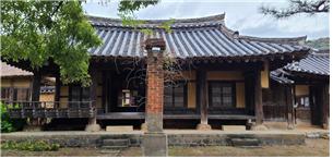 ▲ 이씨 고가 사랑채 굴뚝이 사랑채 마당 한복판에 서 있다. 왼편으로 계자 난간을 두른 누마루가 있다.