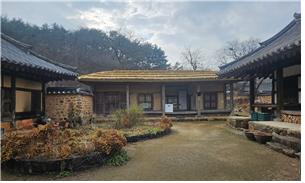 ▲ 네모난 마당에 조성한 둥근 화단, 음양의 조화를 나타내고 있으며, 초가지붕의 익랑채는 안채(오른쪽) 서편에 있다.