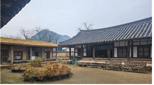 ▲ 이씨 고가의 익랑채와 안채. 그리고 새로 올린 익랑채의 황금빛 초가지붕이 눈길을 끌고 있다.