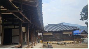 ▲ 안채 마당은 ‘ㅁ’ 자형으로 안채와 사랑채가 앞뒤로 있고 동쪽과 서쪽으로 곳간채, 익랑채가 있는데 곳간채 뒤로 보이는 파란 지붕 건물이 사당 건물인데 보수공사가 한창 진행 중이었다. 그 앞에는 새로 보수한 우물이 보인다.