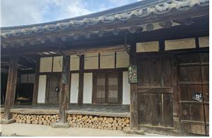 ▲ 안채 처마 밑에 걸려있는 선반은 간이 냉장고 역할을 해서 선선하게 음식을 보관하거나 말리는 데 이용하였다고 한다. 최씨고가 안채가 유명한데 지금은 공개하지 않아 이씨 고가 것을 소개한다. 마루 밑에 땔감을 보관하는 모습도 지금은 잊혀 가는 정겨운 선조들의 생활상이다.