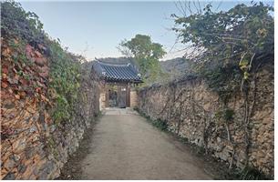 ▲ 최씨고가 들어가는 골목길과 대문채