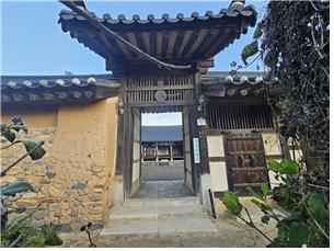 ▲ 정씨 고가의 솟을대문. 밖에서 본 모습인데 오른쪽 행랑채의 출입문이 집 밖으로 되어 있다. 대문 안으로는 사랑채인 사양정사의 모습이 보인다.