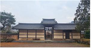 ▲ 정씨 고가 대문채를 안마당에서 본 모습이다. 특이한 점은 왼쪽의 행랑채의 입구가 대문 밖에 있고 곳간(사진 오른쪽)의 문은 안쪽에 있다는 것이다.