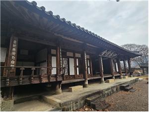 ▲ 양쪽으로 계자난간의 누마루를 가진 사양정사 뒤로 배롱나무가 보인다.