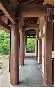 ▲ 기둥은 과거 민가에서 사용할 수 없는 원형인데 20세기 초반이라는 시대적 여건 덕분에 근대 한옥의 특징적인 모습을 잘 보여 주고 있다.