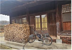 ▲ 선명당 마당에서 본 안채의 뒷모습인데 땔감을 쌓아둔 모습이나, 문창살의 문양이 정겹기만 하다. 그런데 자세히 보면 문에 유리가 끼워져 있다. 이는 구한말 상류층에서 많이 달라진 가옥 구조를 보여 주고 있다.