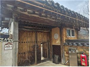 ▲ 하씨 고가 대문이 오늘은 쪽문만 개방되어 있어 들어가 구경하기에는 미안한 생각이 들었지만, 구경하는 매화집이라는 안내문을 보고 용기를 내서 염치를 무릎쓰고 쪽문으로 들어섰다.