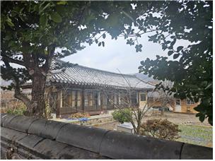 ▲ 하씨 고가 안채를 담장 너머로 보았다.