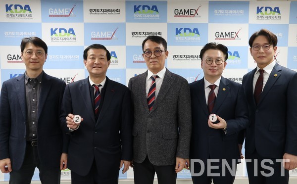 ▲ 김성철 선거관리위원장(가운데)과 김욱 회장 후보ㆍ이선장 부회장 후보(좌), 위현철 회장 후보ㆍ김광현 부회장 후보(우)