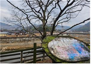 ▲ 사수천 너머로 남사마을 영모재가 건너다 보이는 정자나무 아래에 다정가를 읊조리게 만든 쉼터가 있다.