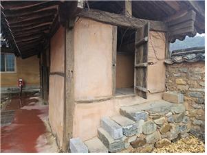 ▲ 안에서 보면 화장실이 계단을 올라가는 2층 구조로 되어 있는데 아래로 떨어진 용변을 집 밖에 있는 쪽문을 통해 퇴비로 사용하려는 실용적인 목적으로 만들어진 화장실이다.