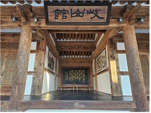 ▲ 기산관 대청 전면에는 아리랑 가사가 편액되어 있다.