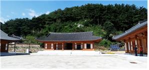 ▲ 산청 남사마을에 있는 ‘기산 국악당’. 정면에 보이는 건물이 기산관이고 오른쪽이 기념관, 왼쪽이 전시관 건물이다. 기산관 앞쪽에 넓은 월대가 있어 공연장의 무대로 사용되고 있다.