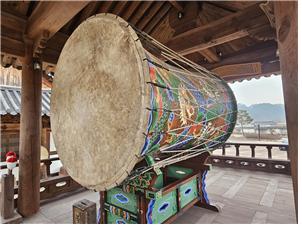 ▲ 줄로 엮은 대북 가운데 가장 큰 북이라는 태평고