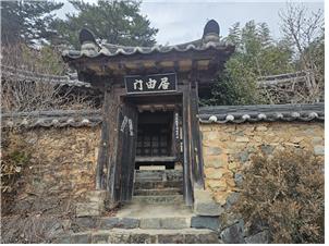 ▲ 이사재로 들어가는 출입문인 거유문