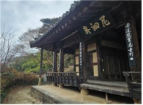 ▲ 처마 끝을 받치는 활주, 계자난간과 툇마루, 가운데 대청을 오르는 마루를 편이를 위해 한 칸 낮춘 모습을 볼 수 있다.