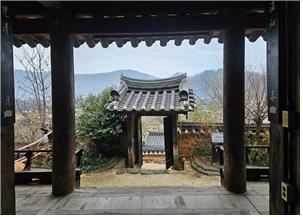 ▲ 이사재는 남사마을 건너편 높은 곳에 있어 대청마루에서 내려다보면 남사마을이 한눈에 보이는 곳에 있다.