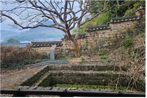 ▲ 이사재 오른쪽 툇마루에서 본 배롱나무와 방형의 연못