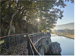 ▲ 사수천 데크길