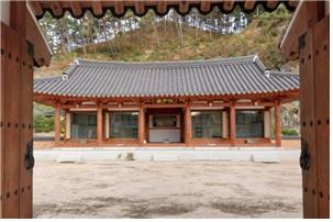 ▲ 정문인 장서문을 들어서면 면우 곽종석 생가터에 복원해 놓은 면우재