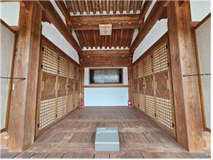 ▲ 면우재 대청 전면에는 파리장서 전문의 현판이 걸려있다.