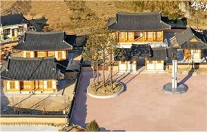 ▲ 곽종석 선생의 생가터에 세운 면우재와 장안문. 사진 좌측으로는 한옥 체험관인 남사재와 예담재(산청군 홍보자료)