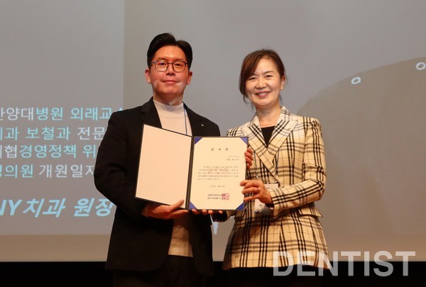 ▲ 최순호 연자 강연 후 감사장 전달