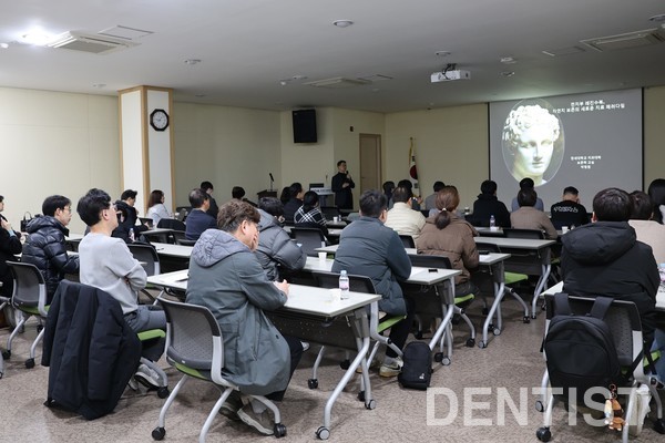 ▲ 이론 교육을 진행하는 모습