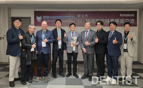 ▲ 초청강연 후 감사패를 받은 손영휘 부회장