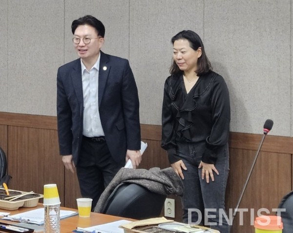 ▲ 위현철 신임 회장(좌)와 최혜선 부회장(우)이 인사를 전했다.